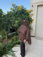 Load image into Gallery viewer, Light wool buttoned top with scarf
