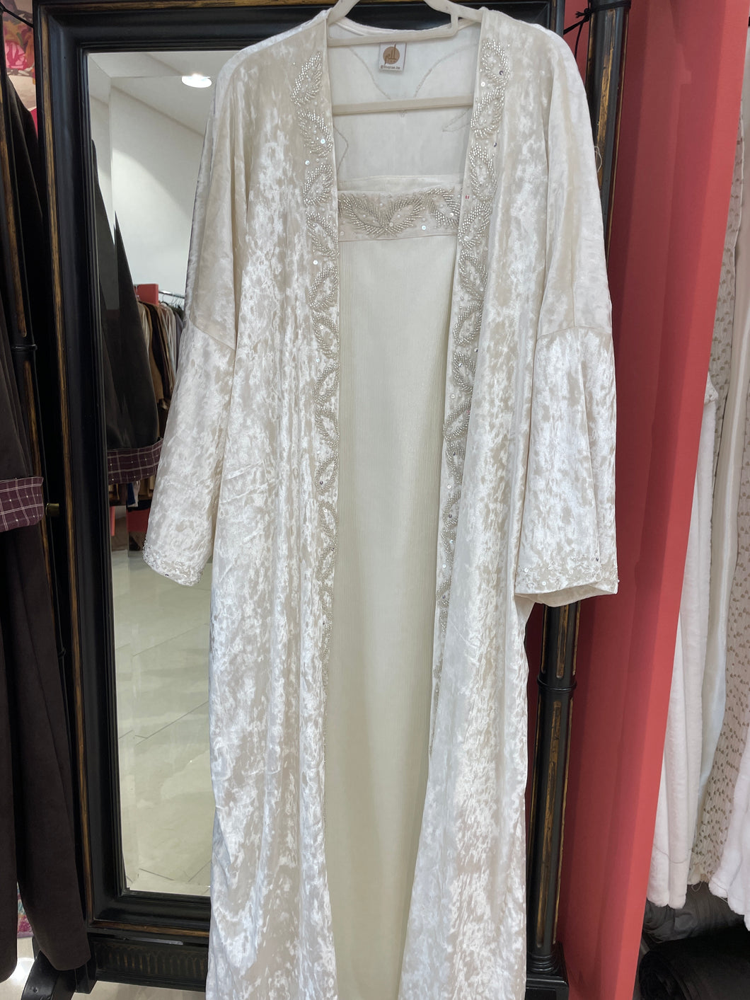 White bisht w/leaves